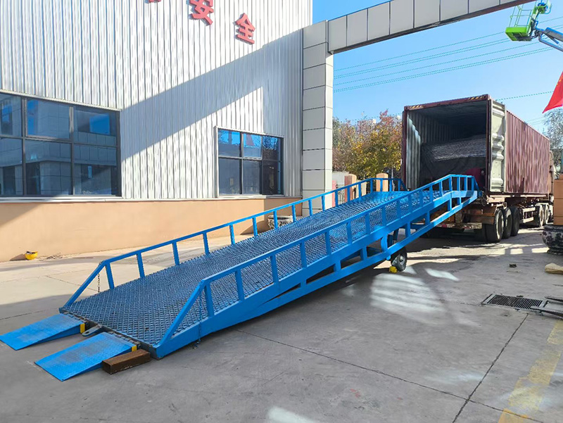 移动式登车桥运送货物